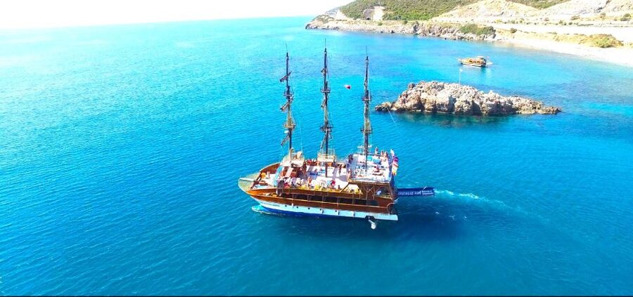 Alanya: Catamaran Boat Trip with Sunbathing and Swimming - Quick hits