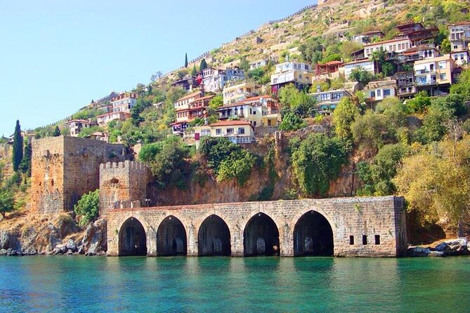 Alanya Pirate Boat Tour with Lunch, Soft Drinks & Transfer - Leaving the Harbor: Safety Briefing and the Morning Rhythm