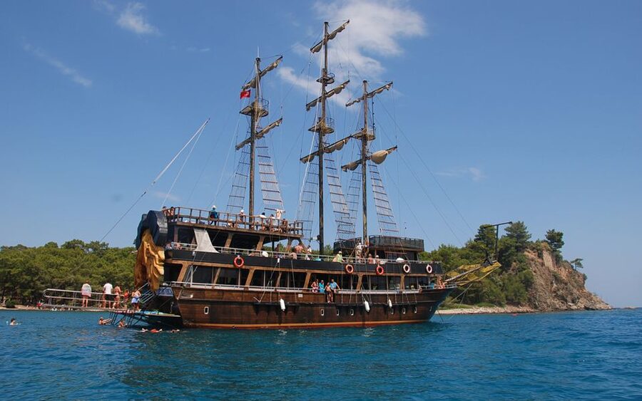 Alanya: Pirate Boat Tour with Unlimited Soft Drinks & Lunch - The boat setup: where you’ll choose your comfort