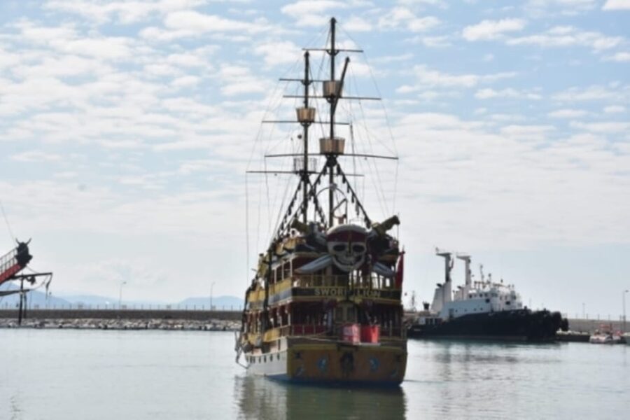 Alanya: Pirate Ship Cruise with Food and Swimming Stops - BBQ Lunch Aboard: Simple, Solid, and Easy to Enjoy at Sea