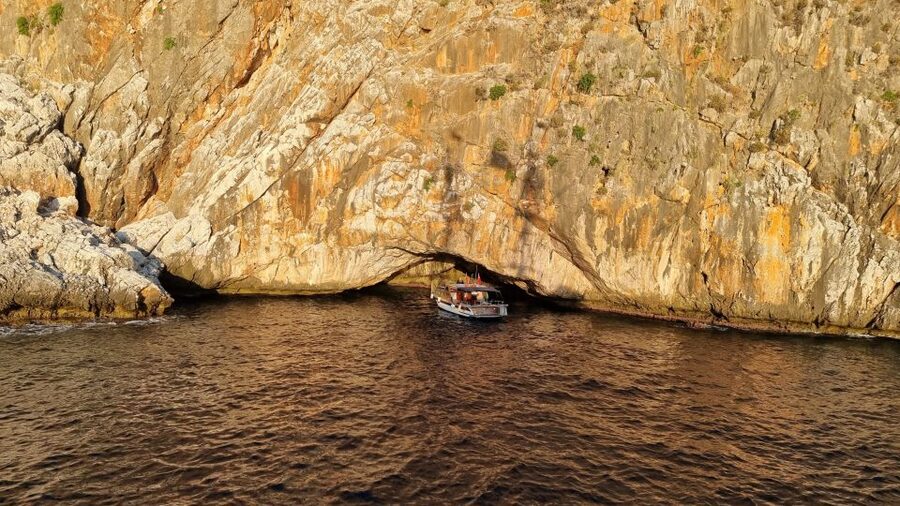 Alanya: Relax Boat Trip With Lunch & Swimming - Swimming Near the Shipyard: Your First Chance to Jump In