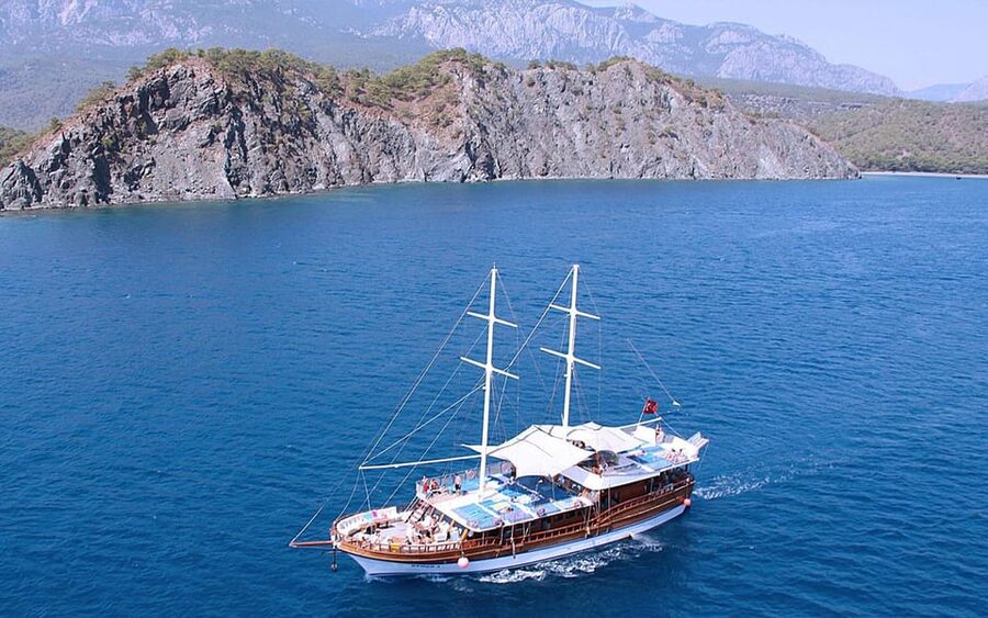 Alanya Relaxing Family Boat Tour Without Foam And Loud Music - Why this boat tour feels different from the party ships