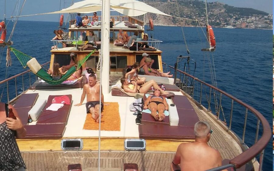 Alanya Relaxing Family Boat Tour Without Foam And Loud Music - Crew and service: friendly help without hovering
