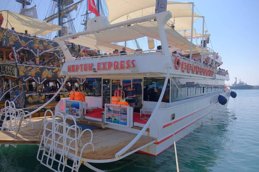 From Alanya: Boat Tour with Unlimited Soft Drinks and Lunch - The cruise route to the caves: Pirates, Lovers, Phosphorus from the water
