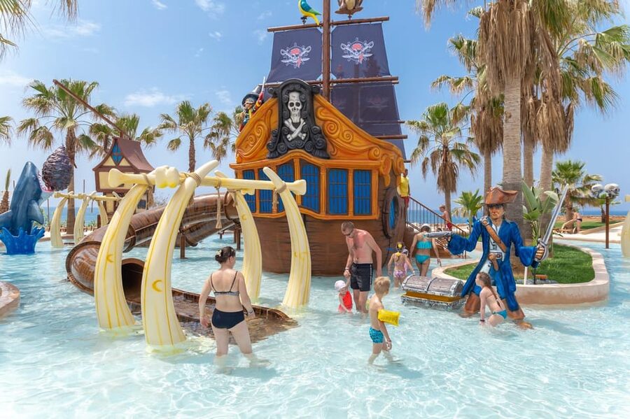 Seapark: Swimming in Pool Aquarium with Authentic Creatures - Rays pool, cool pond, and the fun factor people remember