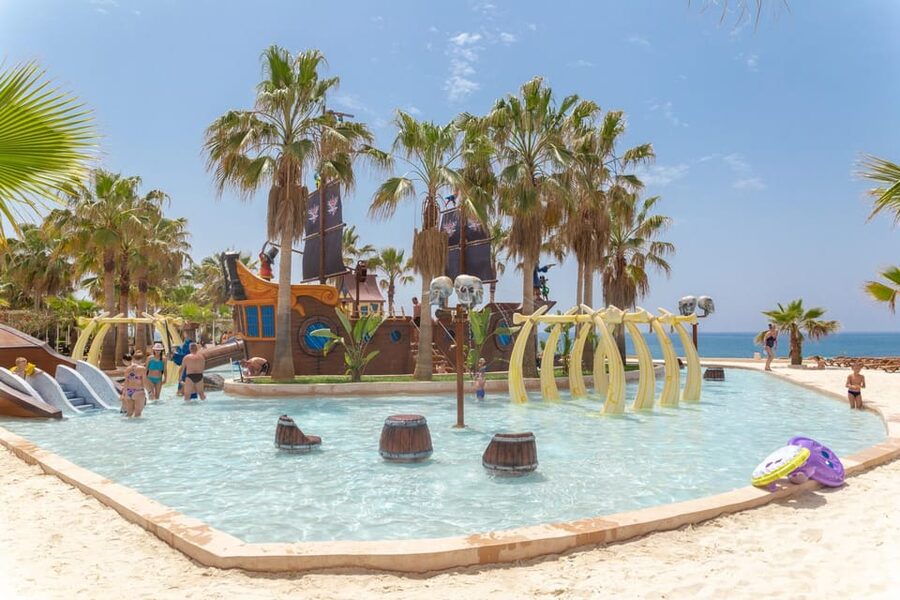 Seapark: Swimming in Pool Aquarium with Authentic Creatures - Lunch with a view: included, but quality varies